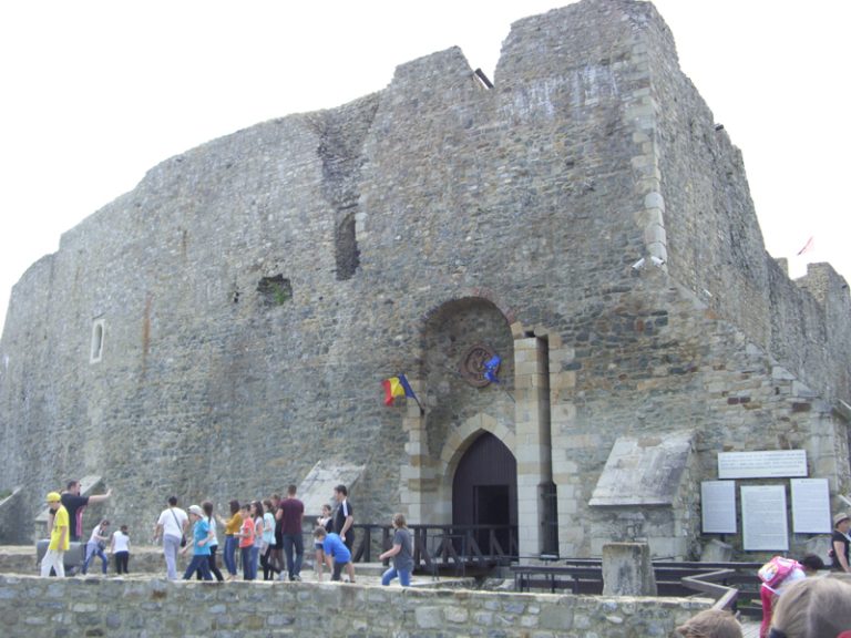 Cetatea-Neamtului-un-obiectiv-turistic-impresionant-o-adevarata-bijuterie