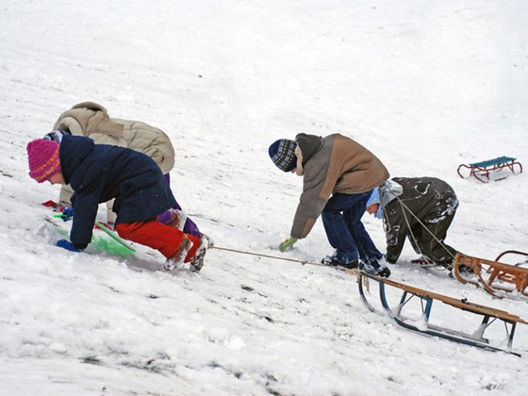 Copiii-de-azi-nu-mai-stiu-sa-se-joace-in-zapada-la-sanius-ci-doar-pe-telefoane-si-tablete