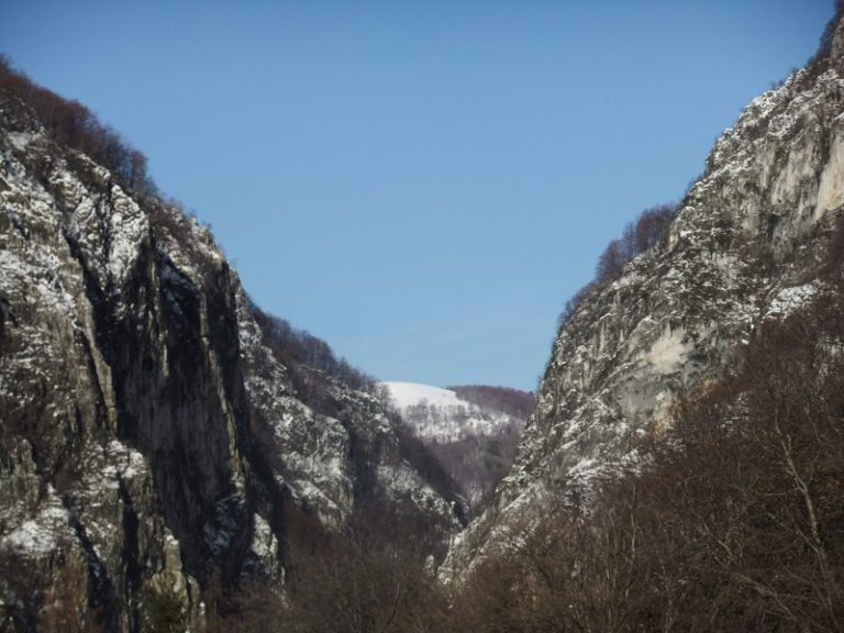 Polovragi-loc-plin-de-legende-unde-natura-a-delimitat-cerul-de-pamant